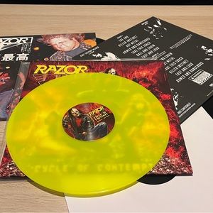 Tres discos de vinilo nuevos de la mítica banda RAZOR